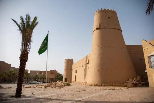 قصر المصمك في الرياض مع العلم ونخلة