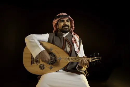 عازف عود على المسرح