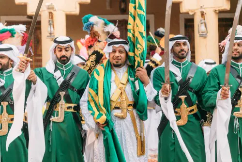 مؤدو العرضة بالبشوت الخضراء